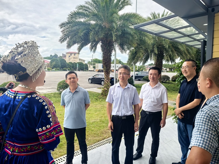 (微推、網(wǎng)站)四川省總工會副主席王超一行調(diào)研川南公司納黔高速敘永服務(wù)區(qū)工會驛站 (4).JPG