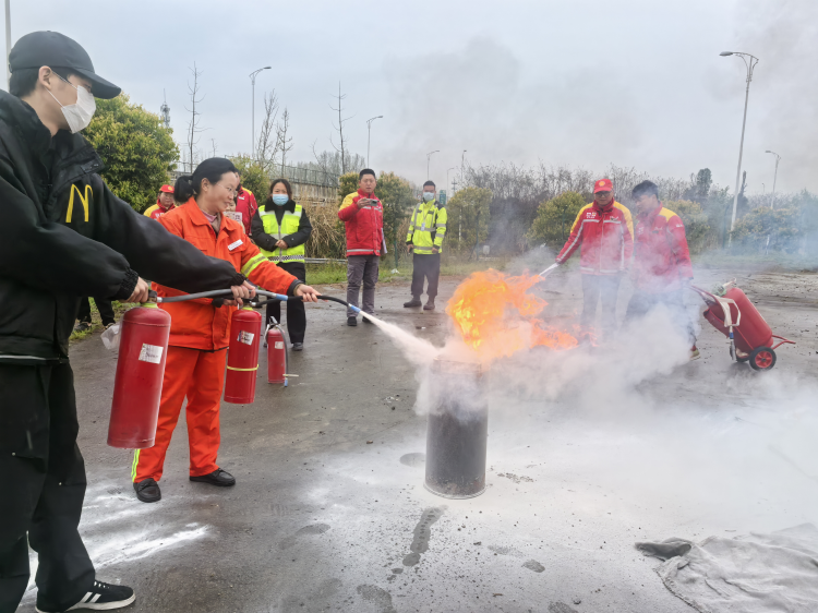 成都西服務(wù)區(qū)開展清明節(jié)前消防應(yīng)急培訓(xùn)演練2.png