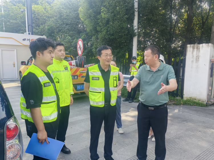 川西公司副總經(jīng)理邊舉先一行赴繞西管理處貨運大道站開展國慶、中秋節(jié)前安全檢查.png
