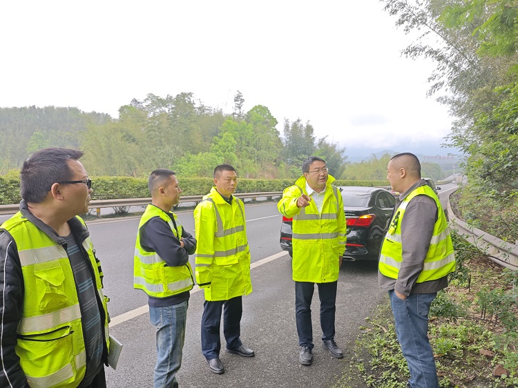 4.9南方公司黨委委員、紀(jì)委書(shū)記張君赴納黔高速調(diào)研養(yǎng)護(hù)管理工作2.jpg